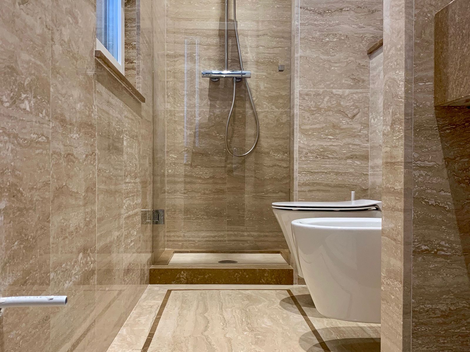 Bagno rivestito in travertino