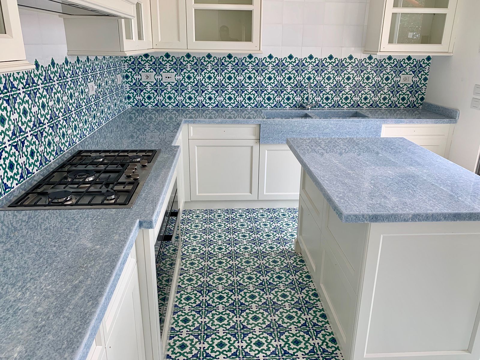 Cucina con top in marmo azzurro