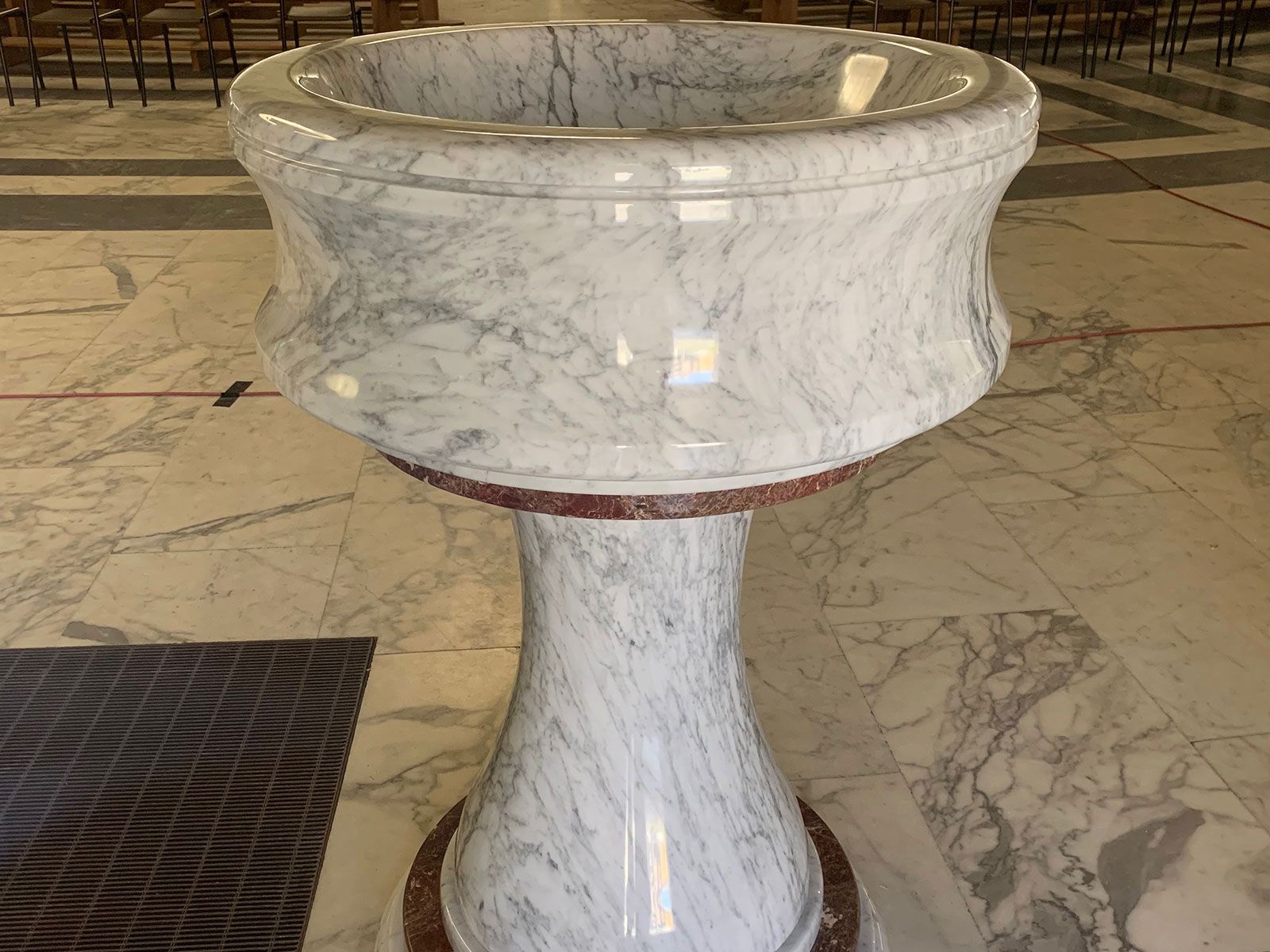 Acquasantiera in marmo bianco venato realizzata per la Cattedrale di La Spezia