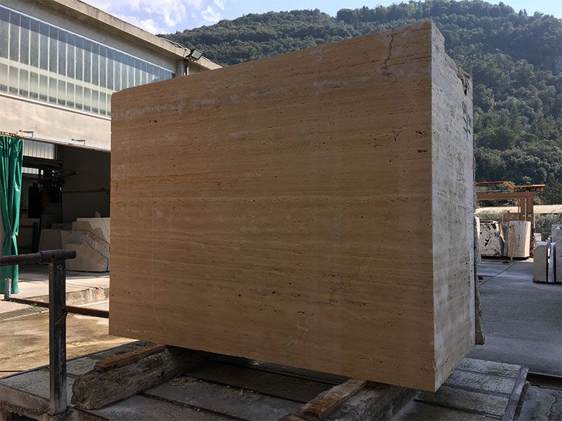 Blocco di travertino
